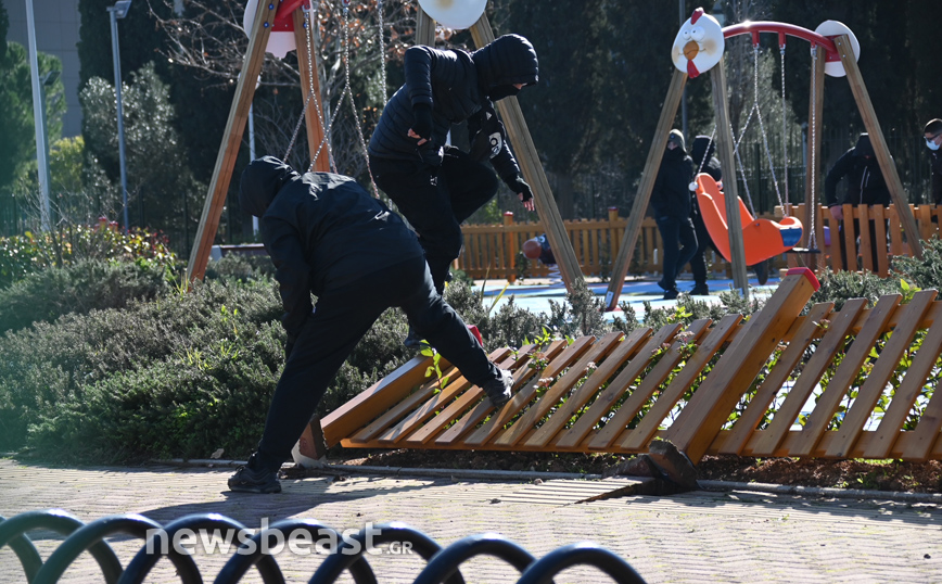 Ένταση έξω από το υπουργείο Παιδείας Ένταση έξω από το υπουργείο Παιδείας