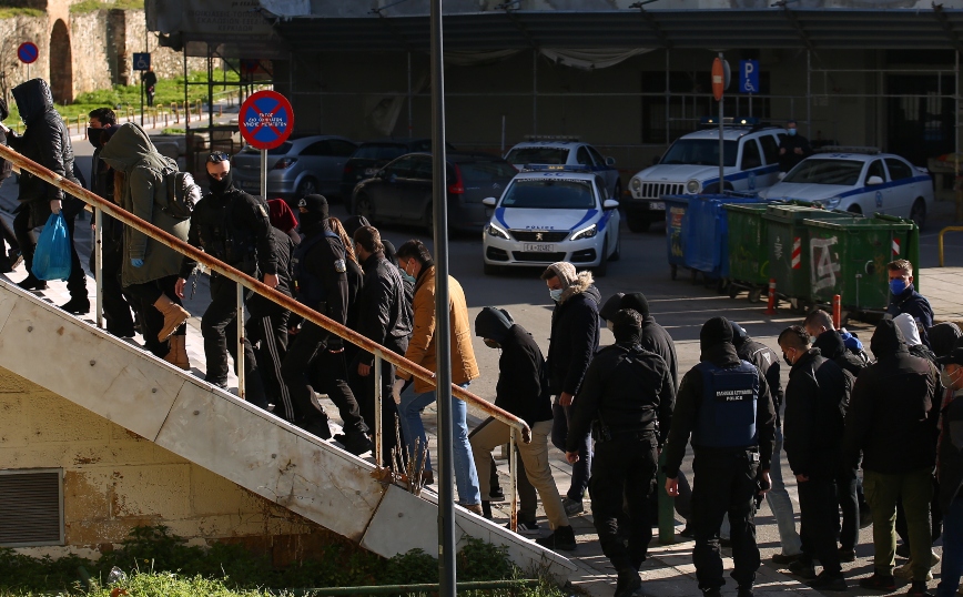 Θεσσαλονίκη: Ελεύθερη η 26χρονη για τη μολότοφ – Αναβολή το αυτόφωρο των υπολοίπων 19 συλληφθέντων