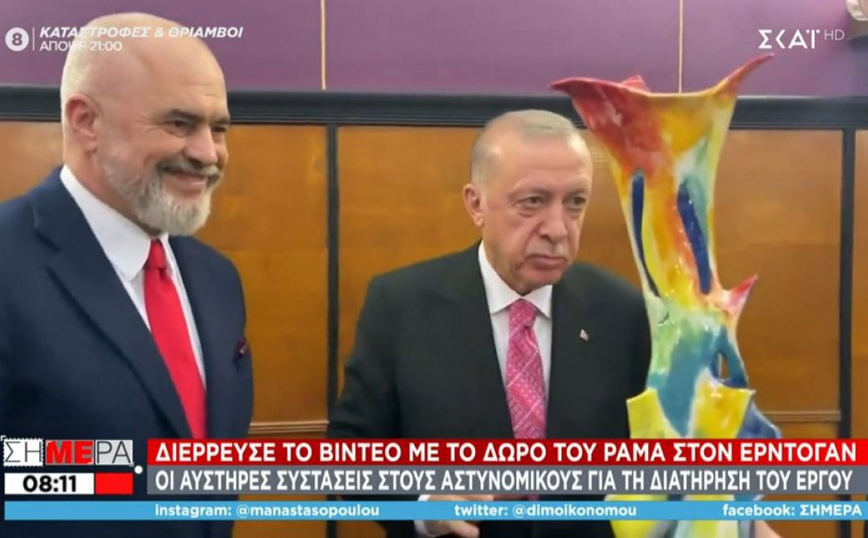 Απόρησε ο Ερντογάν με το δώρο που του έκανε ο Έντι Ράμα – «Μα είμαι ένας σοβαρός καλλιτέχνης»