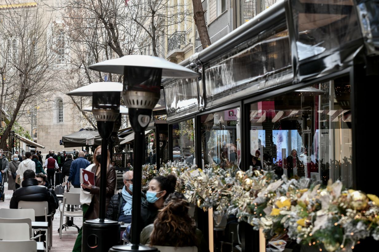 Συντελεστές ΦΠΑ στην εστίαση: Τι ισχύει για αναψυκτικά, χυμούς, ροφήματα