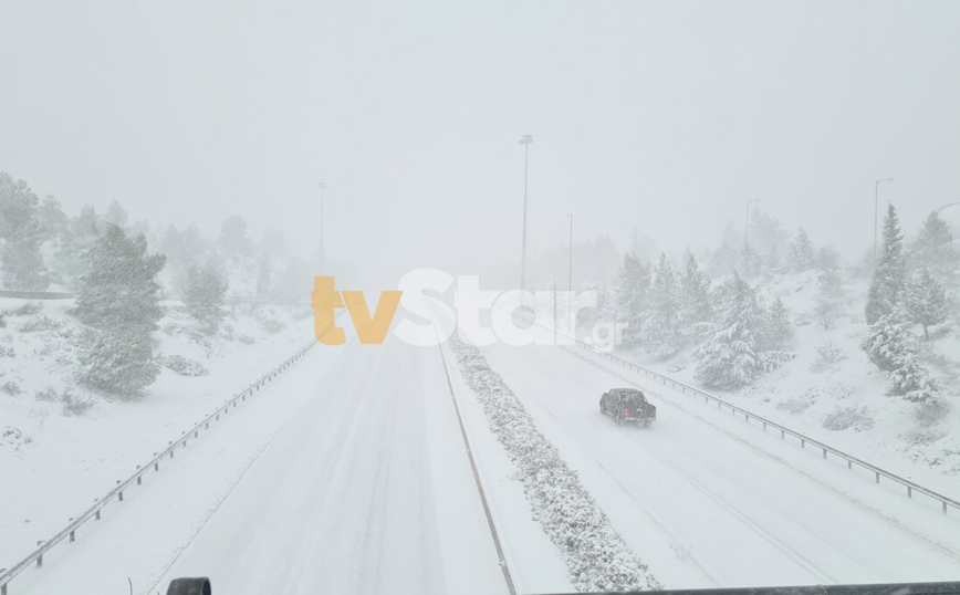 Έντονη χιονόπτωση στην εθνική οδό