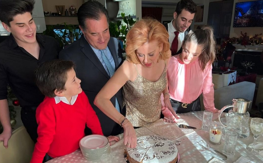 Άδωνις Γεωργιάδης: Η εορταστική φωτογραφία με τα παιδιά του και την Ευγενία Μανωλίδου