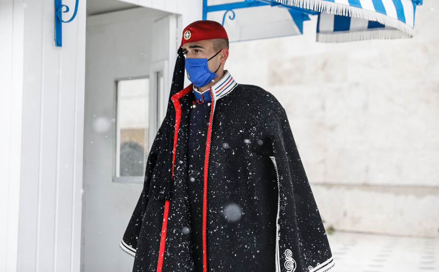 Εύζωνας στο Σύνταγμα την ώρα που ζιονίζει Εύζωνας στο Σύνταγμα την ώρα που ζιονίζει