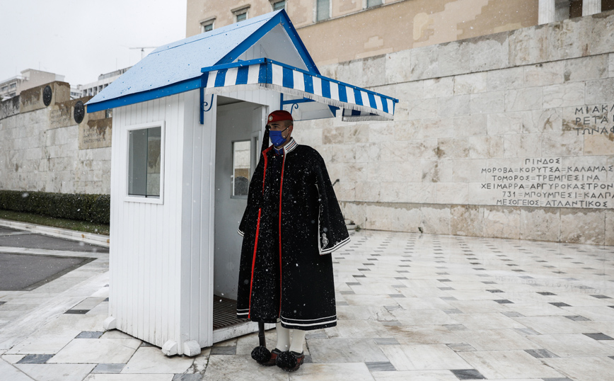 Οι εύζωνες κοιτούν ακίνητοι το χιόνι που πέφτει στο κέντρο της Αθήνας