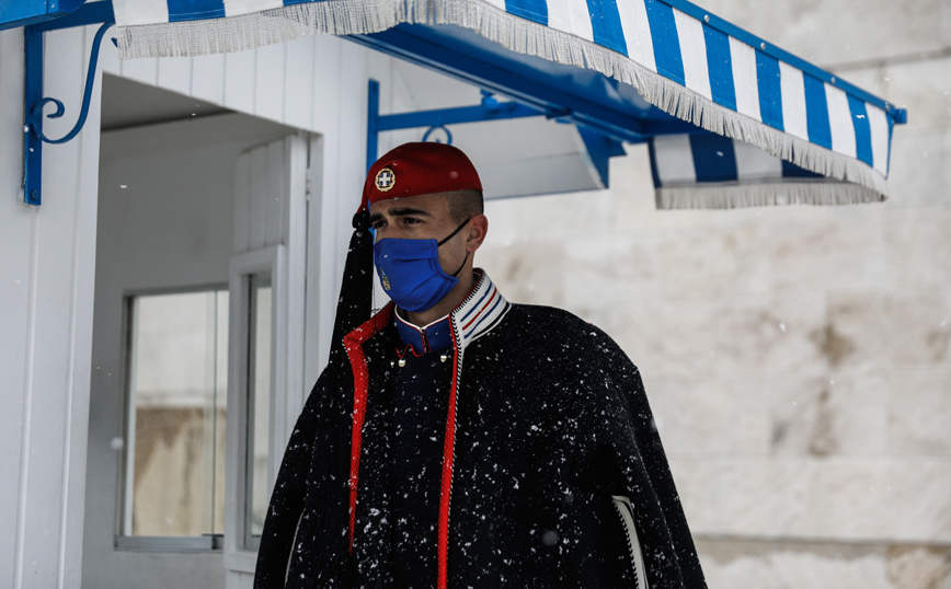 Εύζωνας με μάσκα στο Σύνταγμα Εύζωνας με μάσκα στο Σύνταγμα