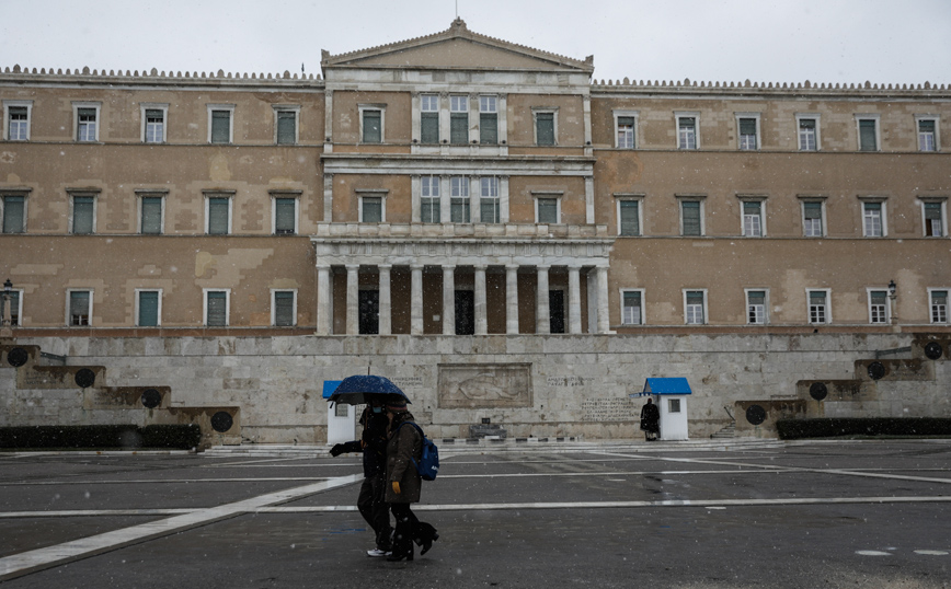 Χιονίζει στο κέντρο της Αθήνας Χιονίζει στο κέντρο της Αθήνας