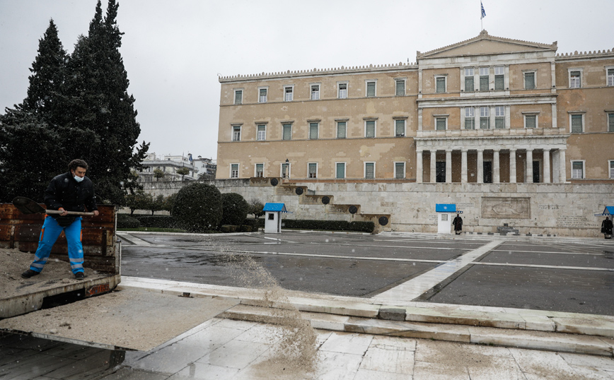 Χιόνια μπροστά από τη Βουλή Χιόνια μπροστά από τη Βουλή