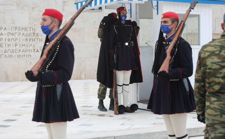 Εικόνες από τους εύζωνες που φόρεσαν τις κάπες τους λόγω του κρύου