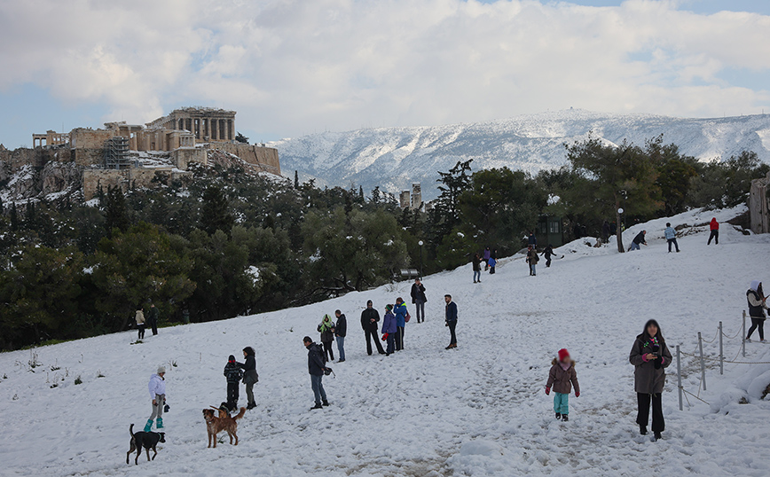 Ο λόφος του Φιλοπάππου θυμίζει πίστα σκι &#8211; Ασυνήθιστες εικόνες από το κέντρο της Αθήνας