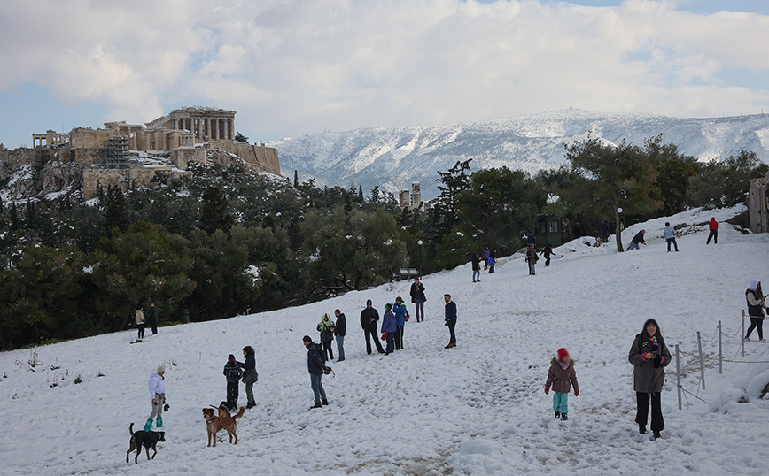 Ο λόφος του Φιλοπάππου θυμίζει πίστα σκι – Ασυνήθιστες εικόνες από το κέντρο της Αθήνας