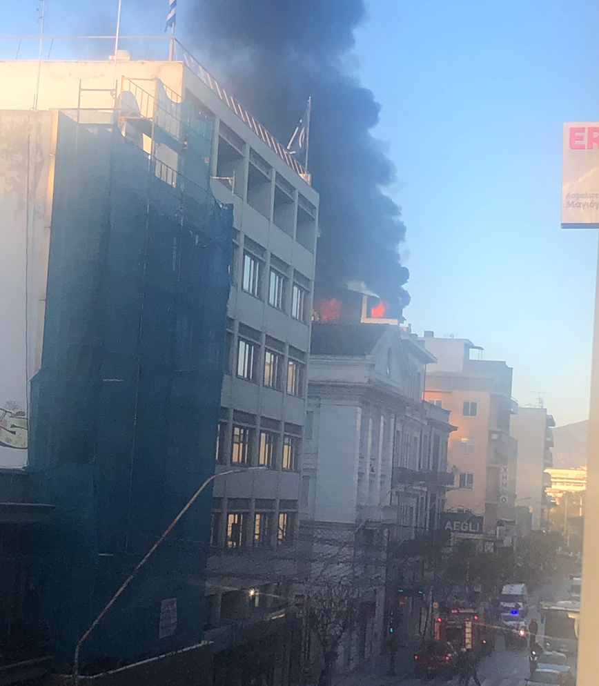 Πυρκαγιά σε στέγη κεντρικού ξενοδοχείου στον Βόλο