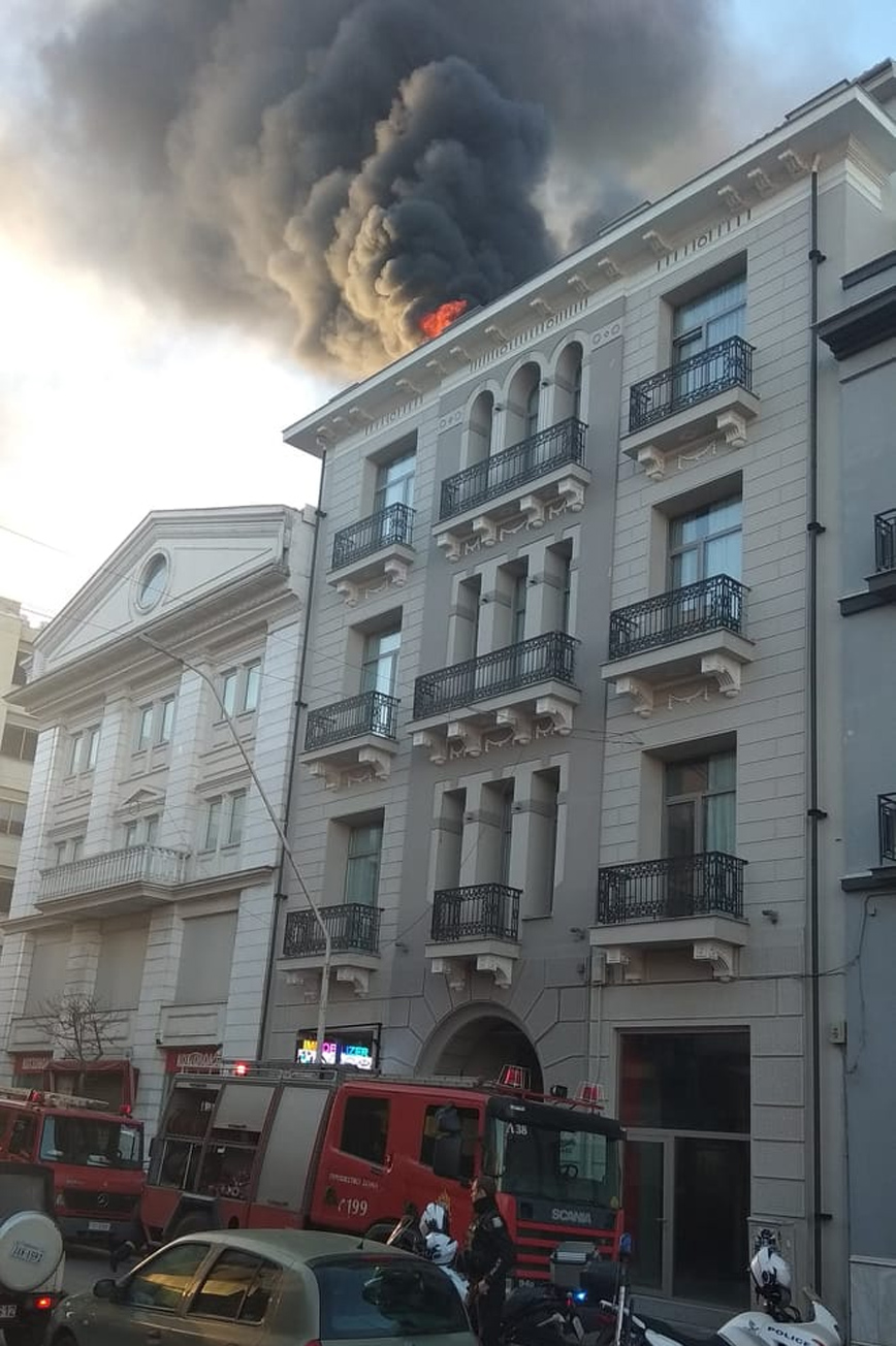 Πυρκαγιά σε στέγη κεντρικού ξενοδοχείου στον Βόλο