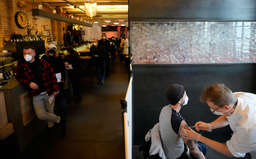 Εμβολιασμός για τον κορονοϊό σε μπαρ Εμβολιασμός για τον κορονοϊό σε μπαρ