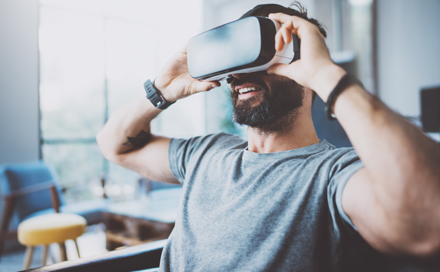 Άνδρας με γυαλιά εικονικής πραγματικότητας Άνδρας με γυαλιά εικονικής πραγματικότητας