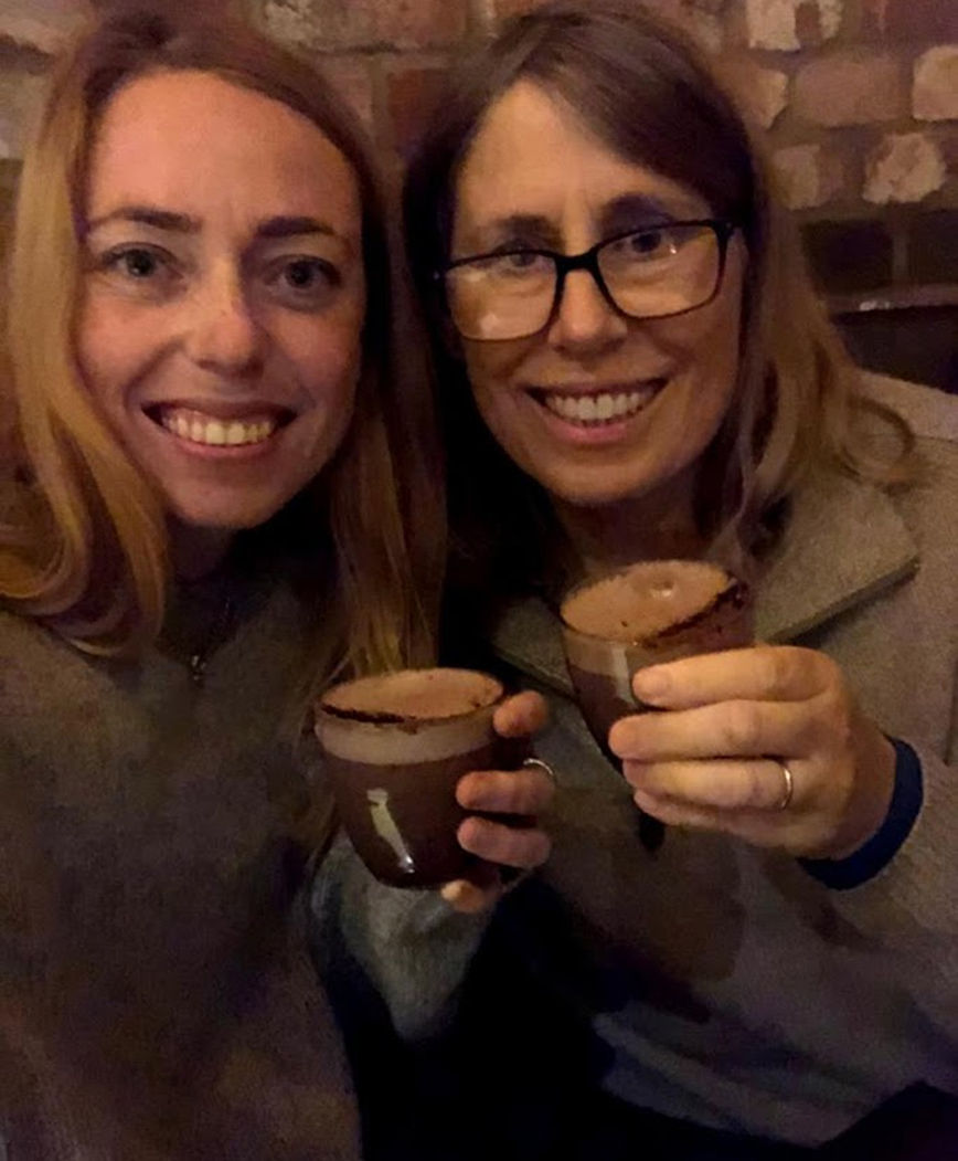 Μητέρα και κόρη χαμογελούν