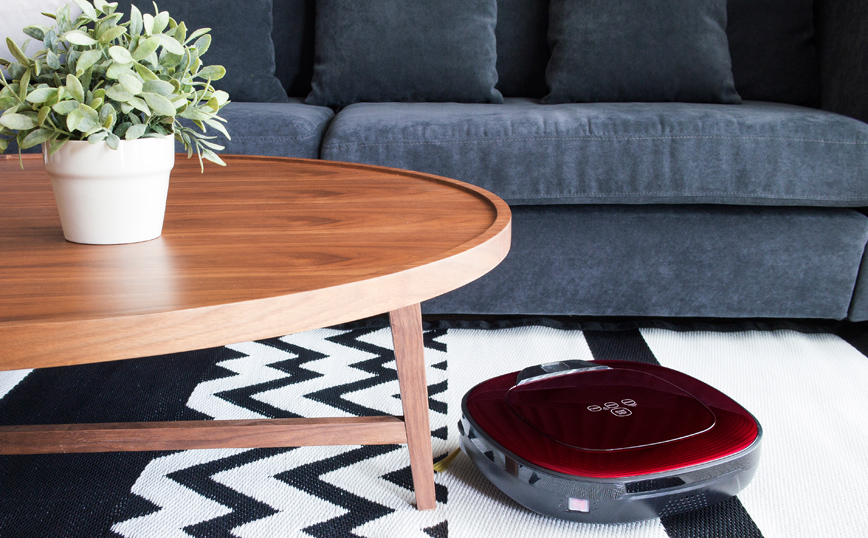 Μία σκούπα ρομπίτ καθαρίζει Μία σκούπα ρομπίτ καθαρίζει