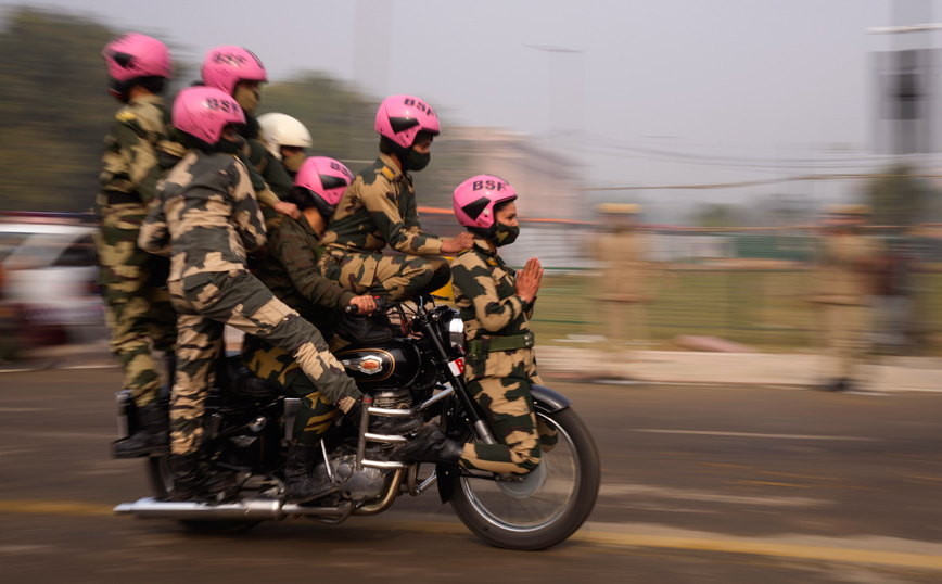 Έξι άτομα πάνω σε μία μηχανή Έξι άτομα πάνω σε μία μηχανή