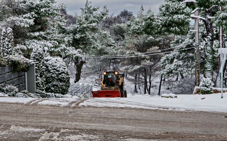 Κακοκαιρία Ελπίδα: Για να γίνει κηδεία σε χωριό της Κρήτης χρειάστηκε εκχιονιστικό μηχάνημα