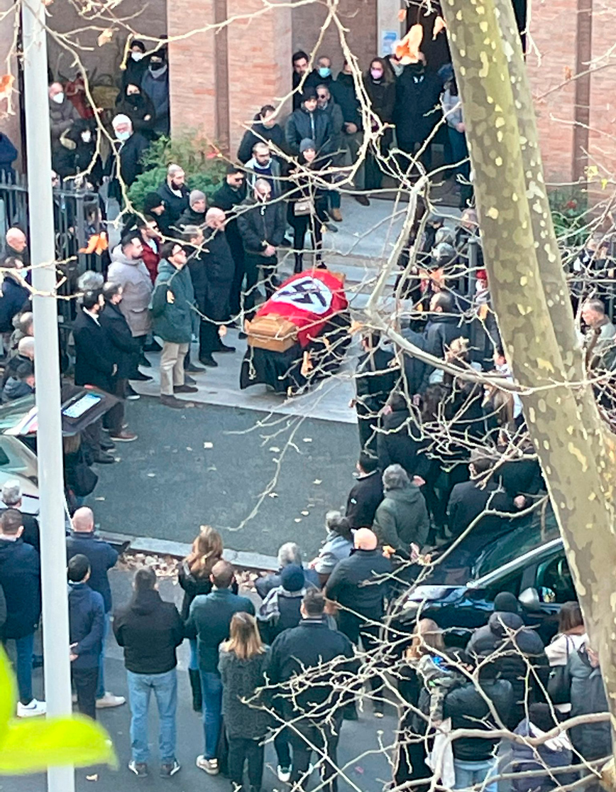 Η σημαία με τη σβάστικα πάνω στο φέρετρο και οι ναζιστικοί χαιρετισμοί στη Ρώμη