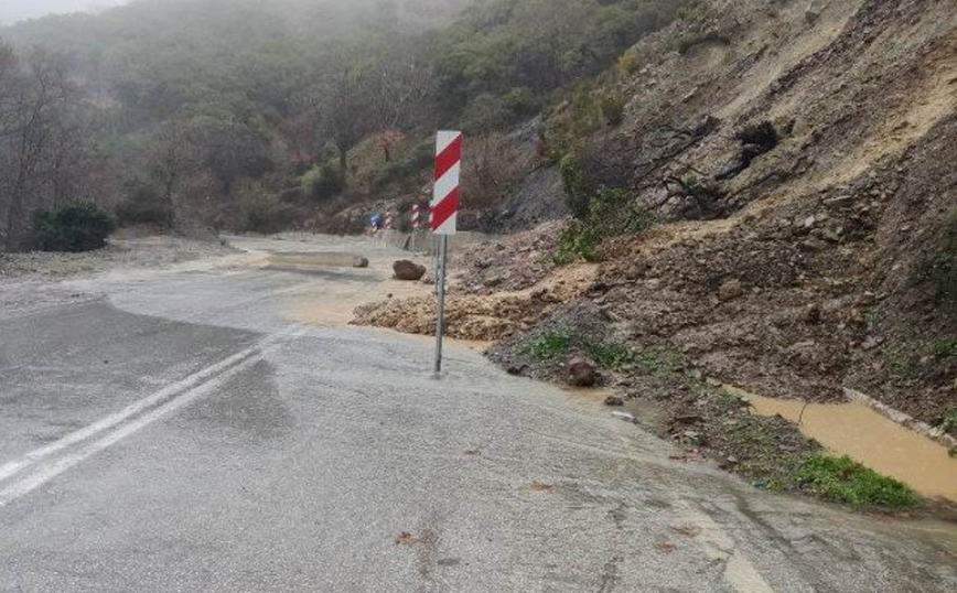 Κατολισθήσεις στην Πατρών – Κορίνθου λόγω της κακοκαιρίας Daniel – «Δίπλωσε» νταλίκα