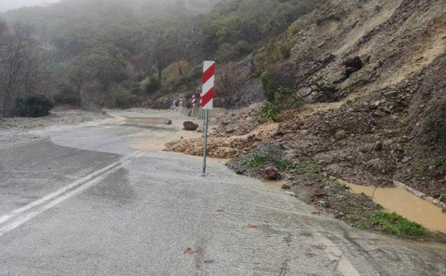 Κατολισθήσεις στην Πατρών – Κορίνθου λόγω της κακοκαιρίας Daniel &#8211; «Δίπλωσε» νταλίκα