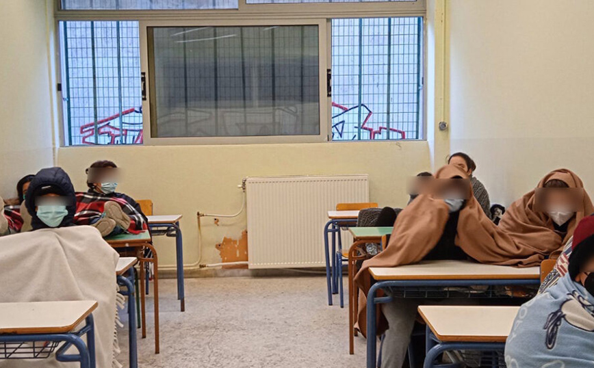 Καβάλα: Με ανοιχτά παράθυρα στην τάξη και κουβέρτες οι μαθητές