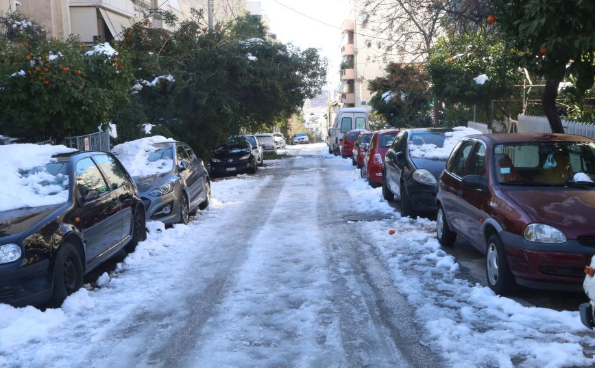 Δύσκολη η κατάσταση στα προάστια: Μεγάλες ποσότητες χιονιού και δρόμοι παγοδρόμια