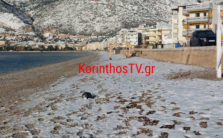 Μέχρι τη θάλασσα έφτασαν τα χιόνια στο Λουτράκι Μέχρι τη θάλασσα έφτασαν τα χιόνια στο Λουτράκι