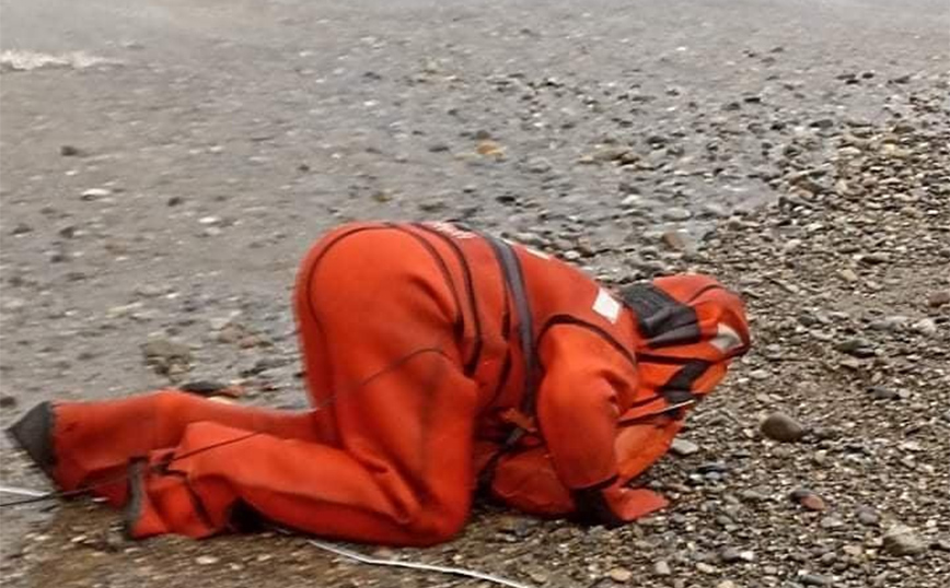 Κρήτη: Σώθηκε μετά την προσάραξη του πλοίου, έπεσε στα γόνατα και φίλησε την άμμο – Συγκλονιστικές εικόνες