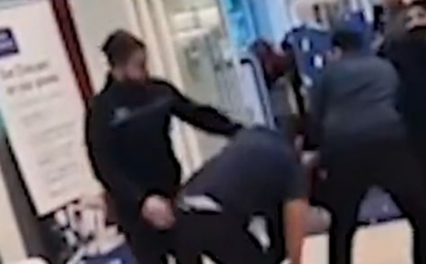Άγριο ξύλο σε σούπερ μάρκετ στο Μπέρμιγχαμ – Βίντεο με σεκιούριτι να πιάνονται στα χέρια με δύο υπόπτους για κλοπή