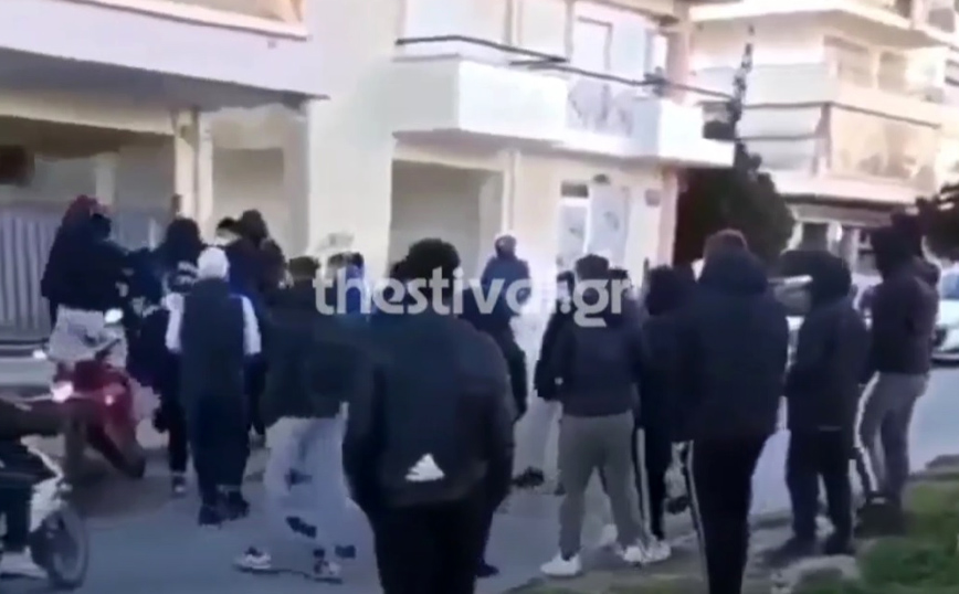 Θεσσαλονίκη: Βίντεο σοκ με 15 νεαρούς να ξυλοκοπούν δύο άτομα έξω από ΕΠΑΛ – «Μαθητές χαιρετούσαν ναζιστικά»