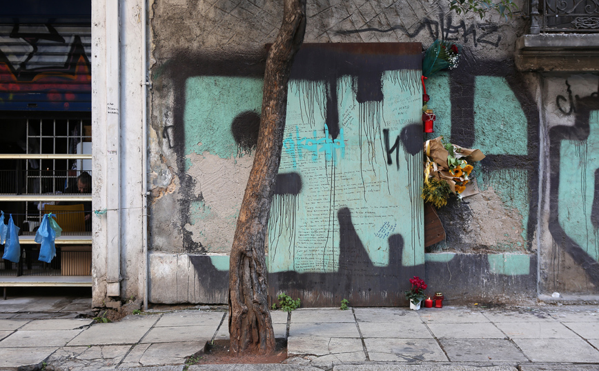Μηνύματα και λουλούδια στο σημείο όπου σκοτώθηκε ο Πάνος Νάτσης