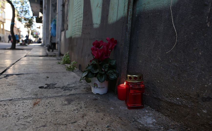 Μηνύματα και λουλούδια στο σημείο όπου σκοτώθηκε ο Πάνος Νάτσης