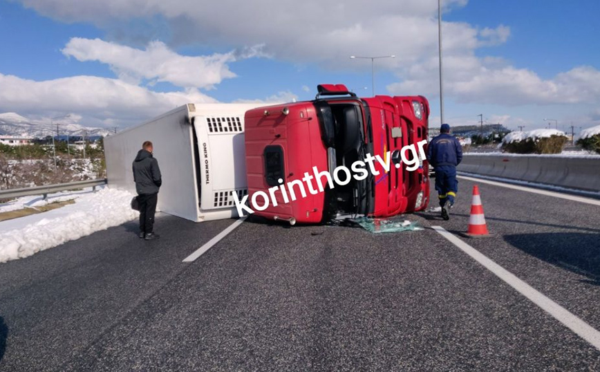 Ανατροπή νταλίκας στην Κόρινθο Ανατροπή νταλίκας στην Κόρινθο