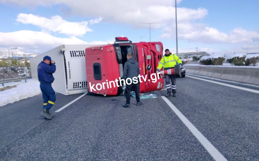 Κακοκαιρία Ελπίδα: Νταλίκα ανετράπη στην Αθηνών-Κορίνθου &#8211; Οι πρώτες εικόνες