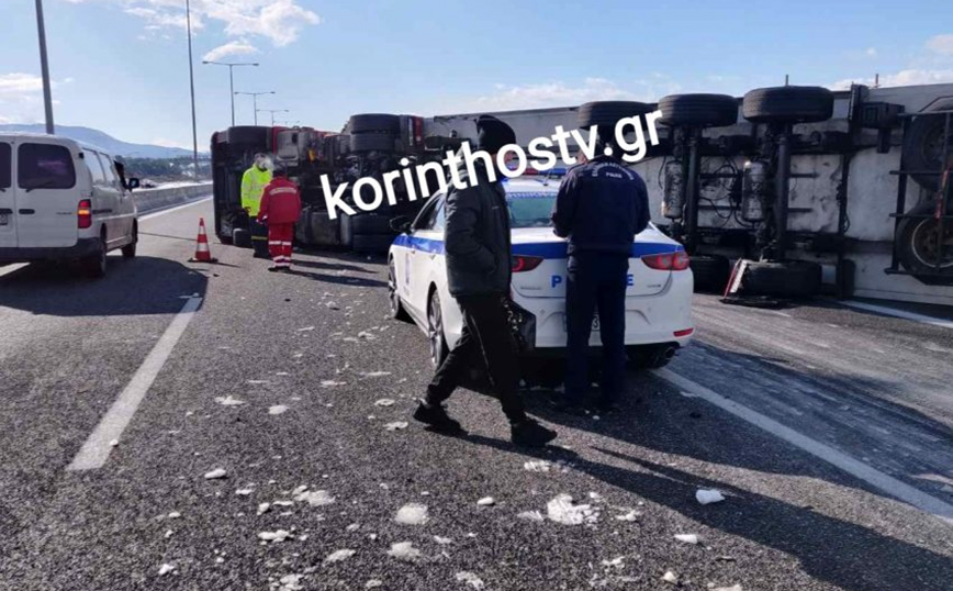 Ανατροπή νταλίκας στην Κόρινθο Ανατροπή νταλίκας στην Κόρινθο