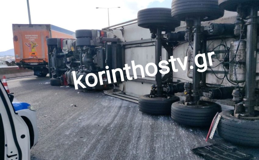 Ανατροπή νταλίκας στην Κόρινθο Ανατροπή νταλίκας στην Κόρινθο