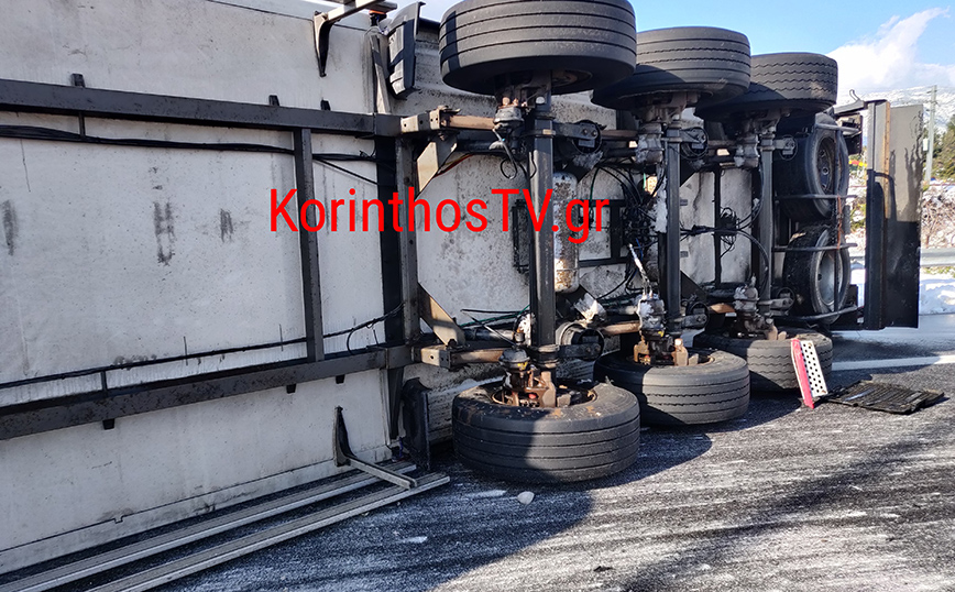 Ανατροπή νταλίκας στην Κόρινθο Ανατροπή νταλίκας στην Κόρινθο