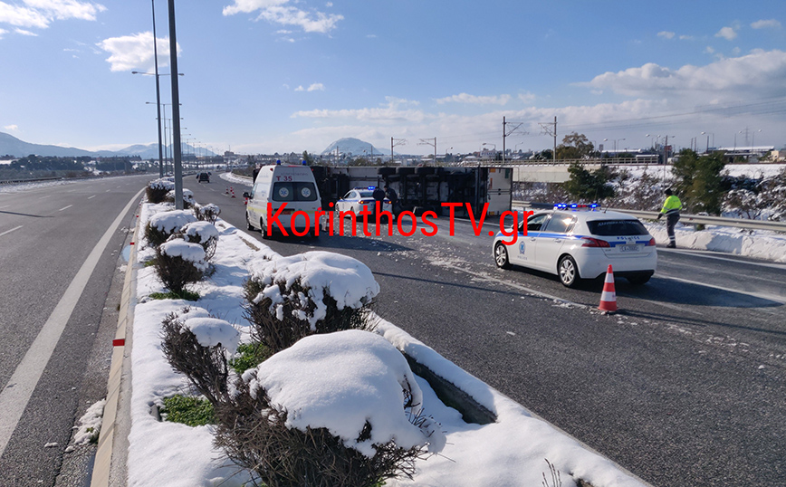 Ανατροπή νταλίκας στην Κόρινθο Ανατροπή νταλίκας στην Κόρινθο