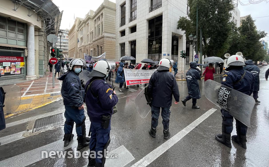 Συγκέντρωση διαμαρτυρίας των καλλιτεχνών στα Προπύλαια Συγκέντρωση διαμαρτυρίας των καλλιτεχνών στα Προπύλαια