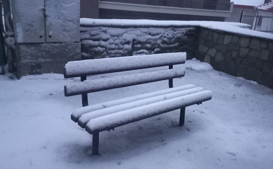 Στα λευκά, πρωί Τρίτης, τα ορεινά της Π.Ε. Λάρισας Στα λευκά, πρωί Τρίτης, τα ορεινά της Π.Ε. Λάρισας