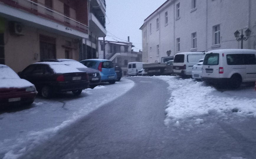 Στα λευκά, πρωί Τρίτης, τα ορεινά της Π.Ε. Λάρισας Στα λευκά, πρωί Τρίτης, τα ορεινά της Π.Ε. Λάρισας