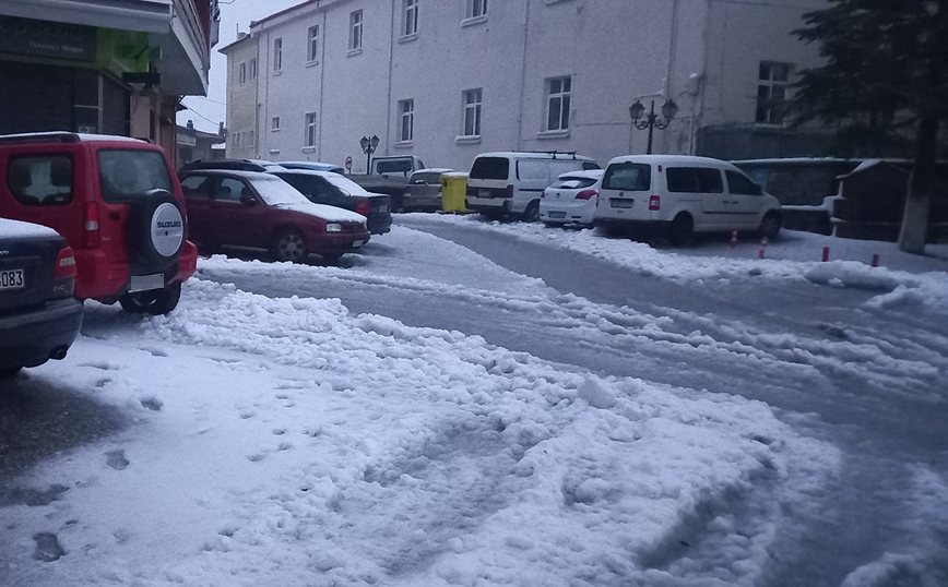 Στα λευκά, πρωί Τρίτης, τα ορεινά της Π.Ε. Λάρισας Στα λευκά, πρωί Τρίτης, τα ορεινά της Π.Ε. Λάρισας