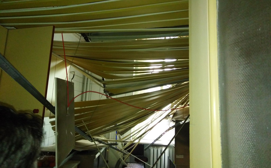 Κατέρρευσε οροφή στο νοσοκομείο «Ευαγγελισμός» Κατέρρευσε οροφή στο νοσοκομείο «Ευαγγελισμός»