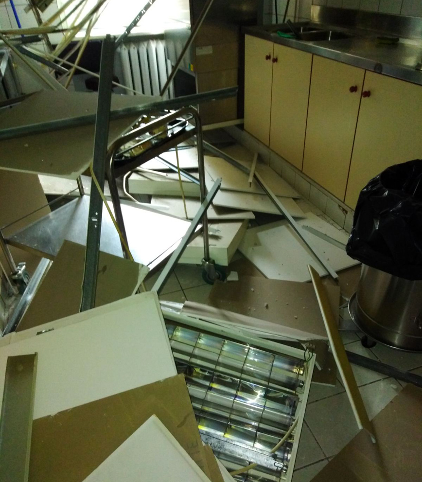 Κατέρρευσε οροφή στο νοσοκομείο «Ευαγγελισμός» Κατέρρευσε οροφή στο νοσοκομείο «Ευαγγελισμός»