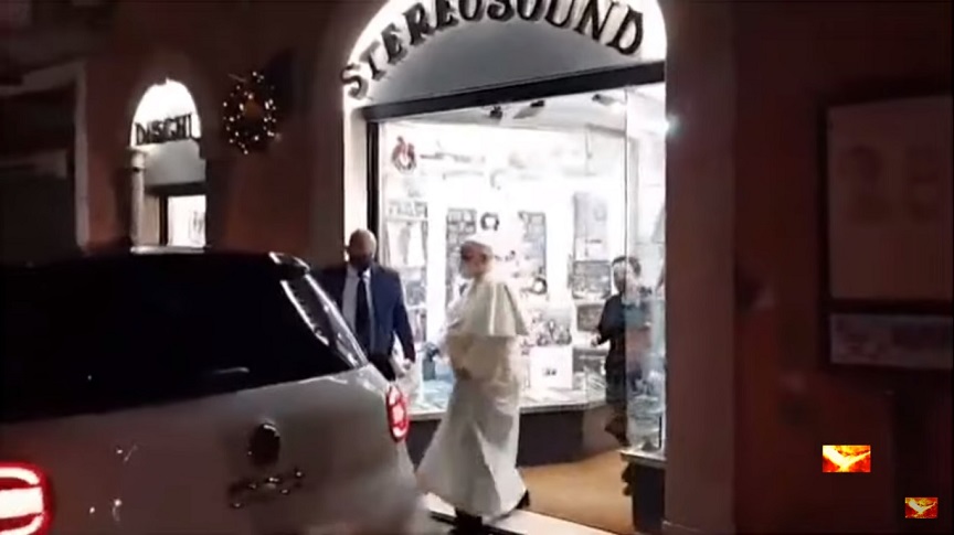 Πάπας Φραγκίσκος: Επίσκεψη – έκπληξη σε δισκάδικο στο κέντρο της Ρώμης