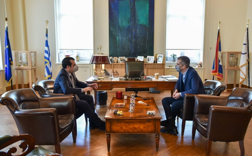 Συνάντηση Υπουργού Υγείας Θ. Πλεύρη με τον Δήμαρχο Αθηναίων Κ. Μπακογιάννη για τη δωρεά 18 απινιδωτών