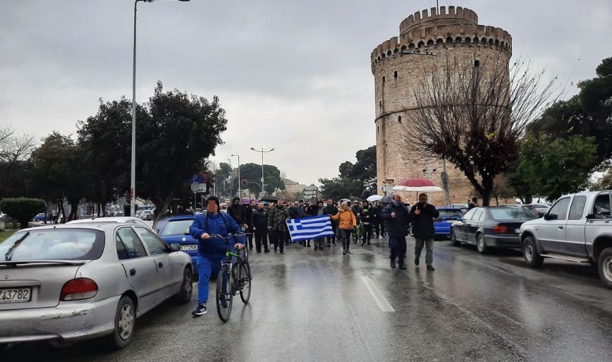 Θεσσαλονίκη: Πορεία αντιεμβολιαστών στο κέντρο της πόλης – «Είμαστε όλοι Τζόκοβιτς»