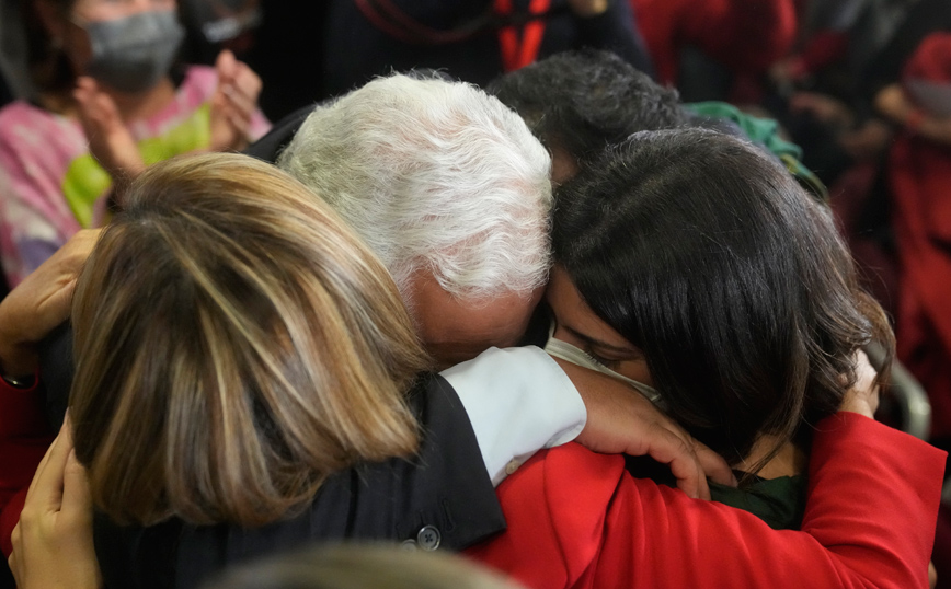 Ο Αντόνιο Κόστα αγκαλιάζεται με συνεργάτες Ο Αντόνιο Κόστα αγκαλιάζεται με συνεργάτες