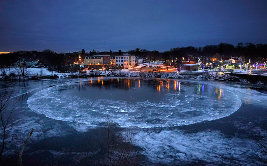 Μία παγωμένη λίμνη Μία παγωμένη λίμνη